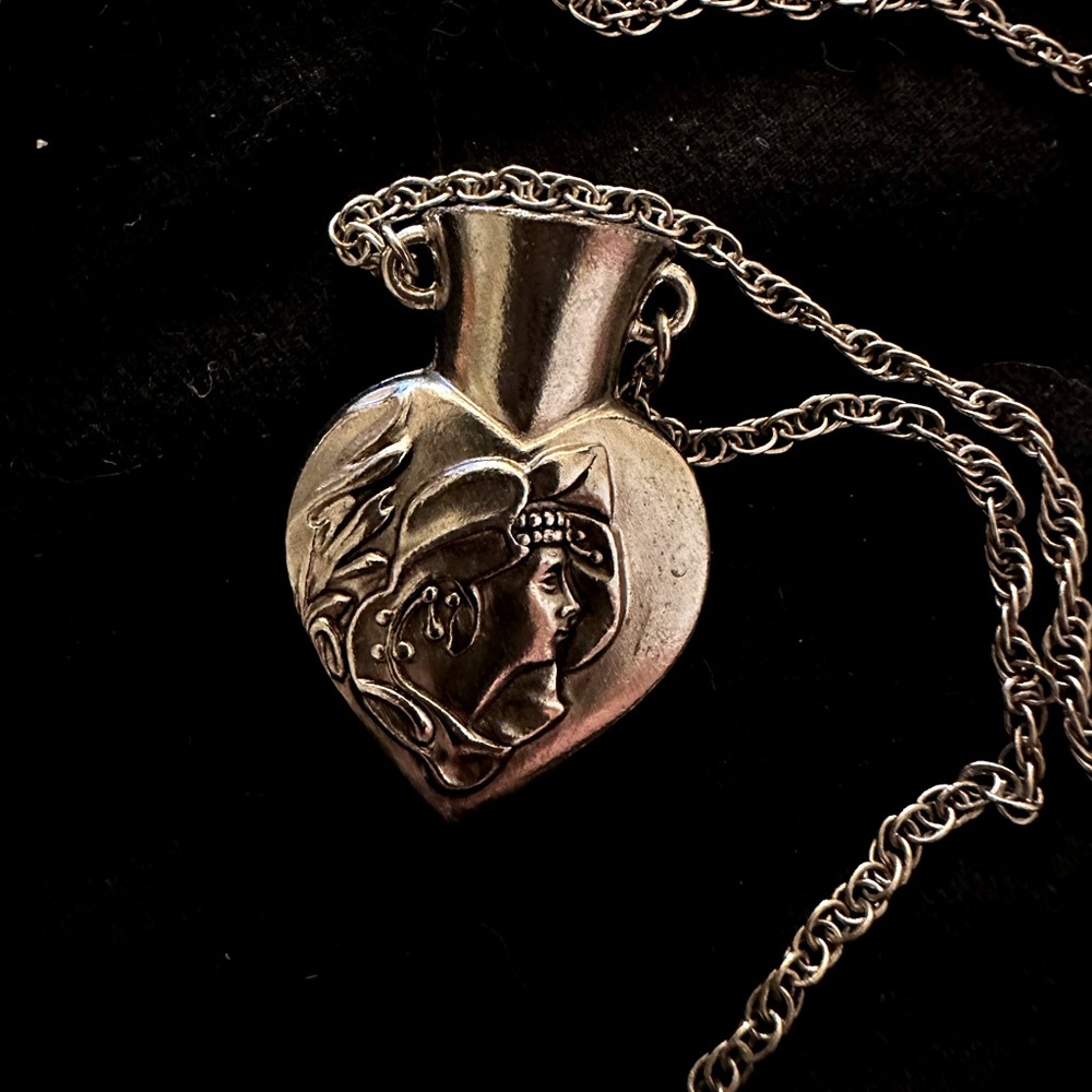 VINTAGE INSPIRED POISON NECKLACE!!